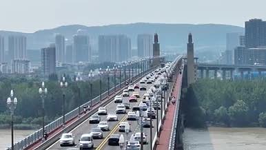 4k航拍城市大桥桥面交通视频的预览图